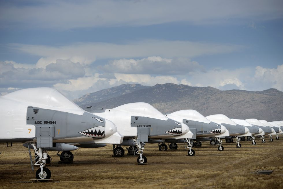 Многие самолеты в Davis Monthan, включая эти A-10 Warthog, упакованы в термоусадочную пленку, чтобы не допустить попадания посторонних элементов. Фото: Getty Images