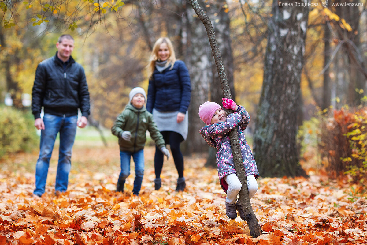 Осень другая семья. Прогулка в парке. Семья на прогулке. Прогулка в осеннем парке. Осенние прогулки с детьми.