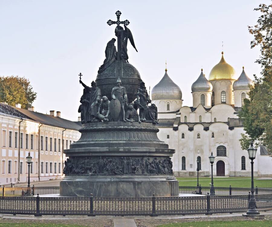 Памятник «Тысячелетие России» (фото: Finn-chappie CC BY-SA 4.0). Источник: https://commons.wikimedia.org