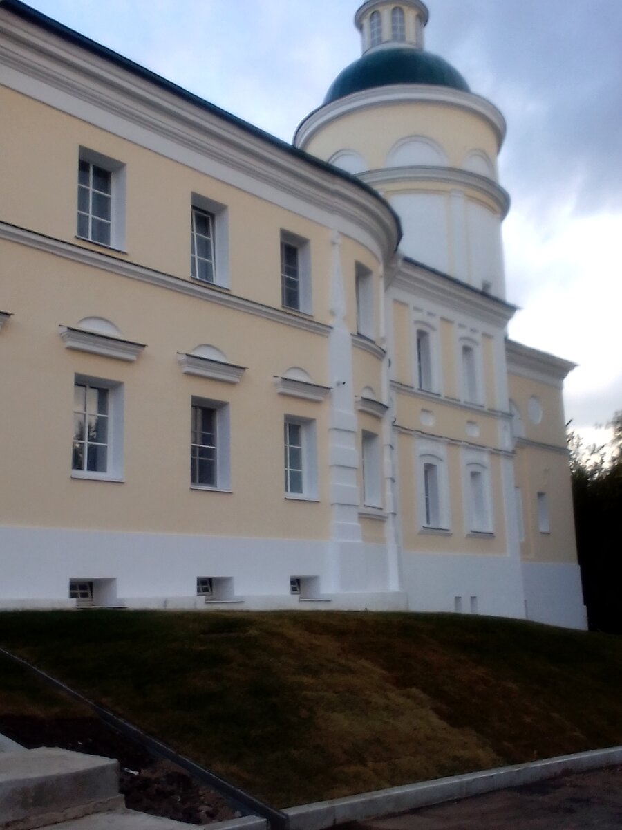 Одно из зданий монастыря в городе N, где подвальные окна не заложили кирпичом в ходе "реставрации". Только здесь их и можно увидеть и догадаться, что так было везде