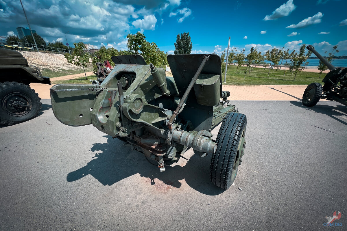 Старая военная техника на набережной в центре города. Показываю, как  выглядят списанные советские боевые машины | ComDig | Urban Exploration |  Дзен