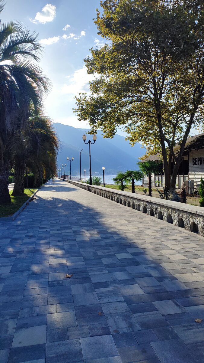 Старая Гагра, пляж в Приморском парке у пирса | Солнце светит всем | Дзен