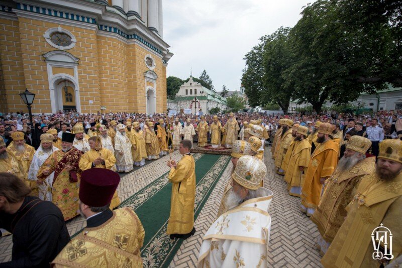 На вечернее богослужение верующие пришли вместе с Архипастирем Крестным ходом от Владимирской горки, где был совершен торжественный молебен.