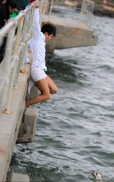 Мужчина спасает собаку.