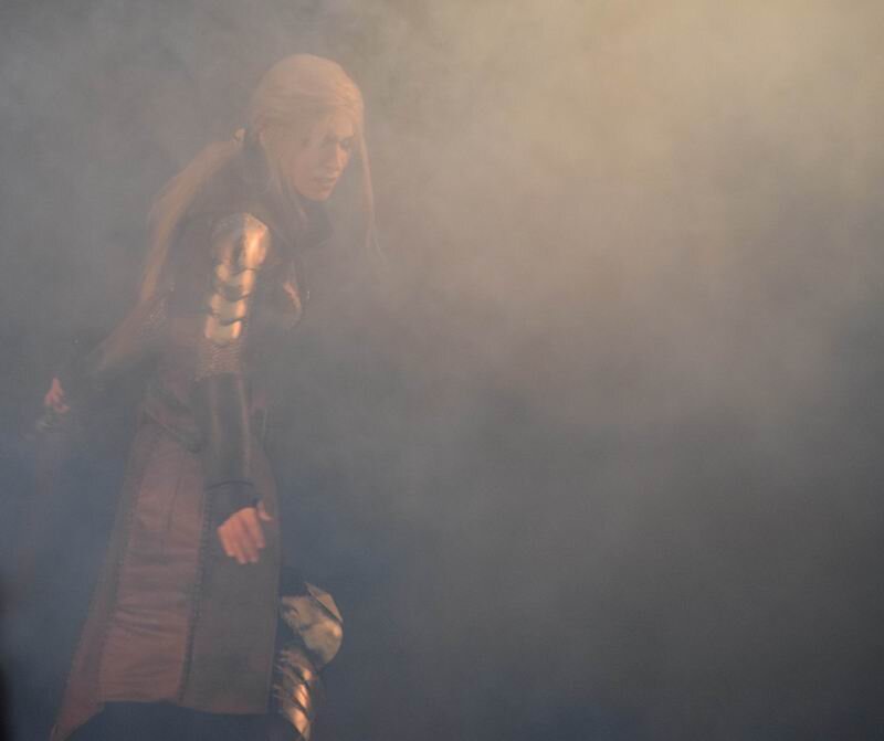 Только на театральной сцене можно создать такой удивительный художественный образ воительницы в тумане грез. На фото принцесса Цирилла из Ведьмака 3.
