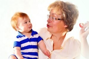 Если родители несовершеннолетнего имеют раздельную прописку, то ребенок может быть прописан у любого из родителей.
 Но бывают ситуации, когда у родителей нет возможности в силу определенных причин, прописать дитя на своей жилплощади и единственный выход - прописка ребеночка у бабушки или дедушки. Отвечая на вопрос можно ли прописать ребенка к бабушке важно учесть определенные юридические тонкости.
 Существует несколько вариантов прописки ребенка в квартире. Один из вариантов - прописка ребенка квартиру по месту прописки ближайших родственников.