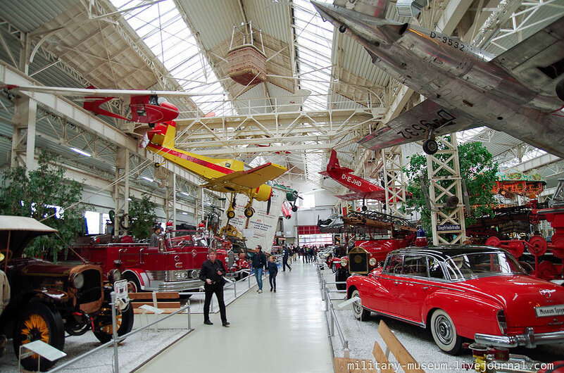 2. Ещё один общий вид первого зала. Авто снизу, самолёты сверху :)
