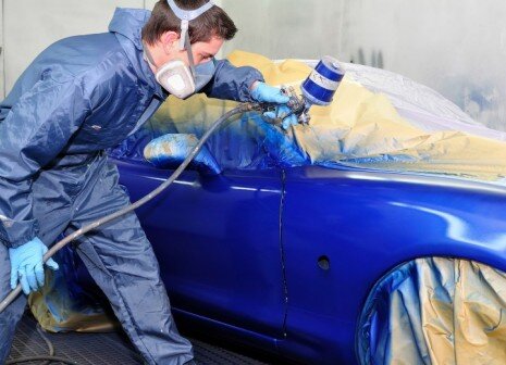 Покраска автомобиля требует совершенных профессиональных навыков и применения специализированного оборудования. На износ лакокрасочного покрытия виляет большое количество причин, от очагов коррозии, до дорожно-транспортных происшествий. Съемные детали, такие как бампера и крылья, в зависимости от степени повреждений, обычно идут под замену, так как себестоимость производимых работ и материалов, а также затраченное время не окупается. 
Покраска автомобиля подразделяется на несколько видов выполняемых работ:

• Окрашивание кузова полностью. Происходит разбор кузовных частей автомобиля, частичный демонтаж деталей в салоне. Полная покраска обычно применяется, если происходит восстановление после серьёзной аварии либо при устранении множества очагов коррозии, с которыми локально справится не получится.

• Покраска «пятном» или локальная. Применяется при выполнении работ по исправлению деталей после мелких ДТП, окраске новых деталей. В данную категорию входит и окрашивание отдельных деталей при установке на автомобиль.

• Мелкие работы по ликвидации царапин и сколов. Во время эксплуатации транспортного средства на дорожном покрытии плохого качества, на кузове постоянно образуются сколы и трещины. Устранение больших сколов происходит только посредством окрашивания.

Не секрет, что лакокрасочное покрытие автомобиля со временем тускнеет под солнцем. Также отличаются окрашенные детали на металле и пластиковых изделиях, можно заметить на многих автомобилях, что краска на бампере при попадании солнечного света отличается. Для подбора необходимого цвета используется специализированное компьютерное оборудование. Подготовка деталей к покраске начинается с устранения механических дефектов, далее происходит грунтовка и нанесения слоя шпатлевки. Сушка деталей обычно осуществляется в помещении, в котором установлено обдувочное оборудование. По окончанию всех приготовительных мер происходит окрашивание детали.

Помещение, в котором осуществляется окраска не должно быть загрязнённым, даже малейшие частицы пыли могут «сесть» на кузов, что в конечно результате приведет к тому, что все подготовительные работы нужно переделывать. После окраски деталей или кузова полностью, производится полировка, это придает детали новый вид и соответствующий блеск.

Стоит отметить, что при выборе СТО для покраски, нужно обязательно обратить внимание на состояние помещений и инструментов, а также качество пневматических инструментов. Материалы для выполнения работ также непосредственно влияют на конечный результат.