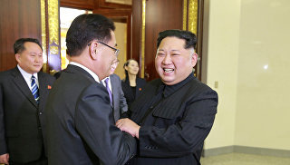 © REUTERS / KCNA"Медведь в фарфоровой лавке". Эксперт о политике США по отношению к КНДРКак сообщили собеседники телеканала, главные усилия в этом направлении предпринимает ЦРУ, ведомство выступает за установление прямого канала передачи информации. Как отмечает телеканал, директор ЦРУ Майк Помпео, недавно выдвинутый президентом на пост госсекретаря, поддерживает такой тип "тихой дипломатии", которая ведется по секретным каналам, в обход дипломатического канала, установленного госдепартаментом через ООН.