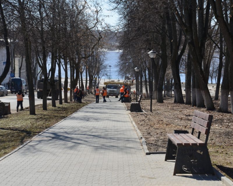 В городе вовсю идет месячник по благоустройству.