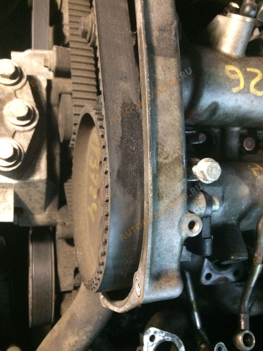 Масляные подтеки на ремне. Его однозначно нужно менять.