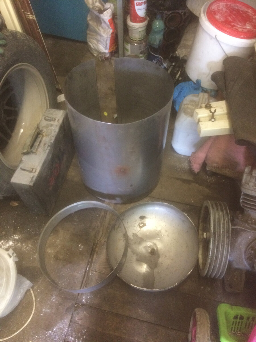 Баки из нержавейки (пищевой) у меня в достатке, один такой и раскроил.