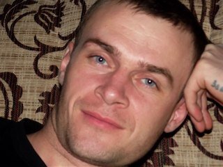  Краткий рассказ о России
Россия – великая страна и только ленивый не знает историю ее возникновения, развития и становления. Она занимает площадь около 17 миллионов километров. Расположилась страна в Северном полушарии и большая часть материка Евразии принадлежит именно ей. У России общие границы с восемнадцатью странами, в том числе и по морю. В море мы граничим с США и Японией.

В России большое количество водоемов, рек, озер. Если говорить о количестве, то это цифра будет около 2,8 млн. рек. Самые большие реки, текущие по территории России: Волга, Енисей, Дон, Обь и Лена. И только в нашей стране есть самое чистое озеро и глубокое на земле – Байкал. В России и есть самое крупное в мире море - Каспийское.

Столицей России является город Москва, здесь развита инфраструктура, город который богат своей историей. 

В стране есть большое количество мегаполисов. В них население превышает по количеству один миллион человек. 

Россия это страна, в которой мирно уживаются большое количество национальностей. Примерное количество – 160 национальностей. Каждая национальность исповедует свою религию. Поэтому в России можно встретить христиан, мусульман, буддистов, иудеев и много еще различных религий.
В состав страны входят автономные республики (21), края (6).

Русский язык является государственным языком страны.

Флаг России - трех цветов: белый, голубой и красный. На гербе России величественно восседает двуглавый орел, который смотрит на запад и восток.
В России есть места, которые включены в наследие ЮНЕСКО. И их не мало. Можно выделить красную площадь, Памятники Новгорода, церкви из дерева, построенные в Кижах, Петербургский исторический центр.

География страны

Практически 70 % территории страны – низменность. На юге страны в основном горы и здесь же расположилась самая высокая гора Эльбрус (5642 метра). Север, восток Сибири и Дальний восток представлены хребтами – Верхоянский, Сихотэ-Алиньский. На Камчатке большое количество вулканов, некоторые из них сейчас остаются действующими.
