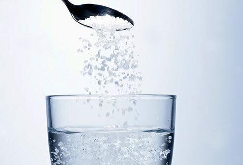 Соль насыпают в воду