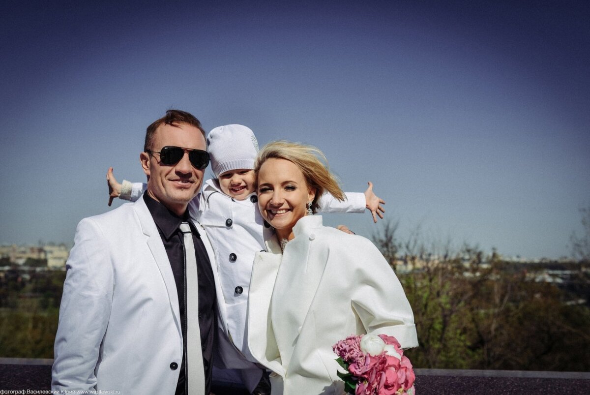 Роман Костомаров,Оксана Домнина и их ребенок