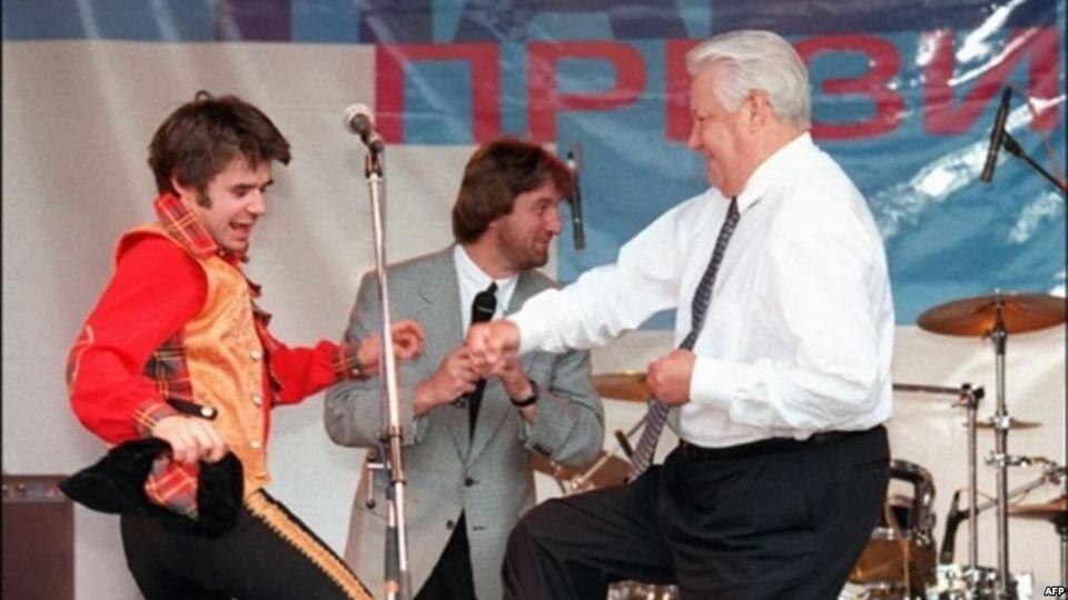 На фото:  Танец выпившего президента.10 июня 1996 года.