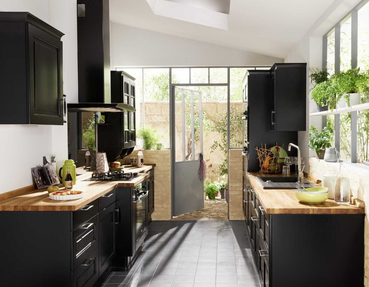 Уютная кухня в черном цвете