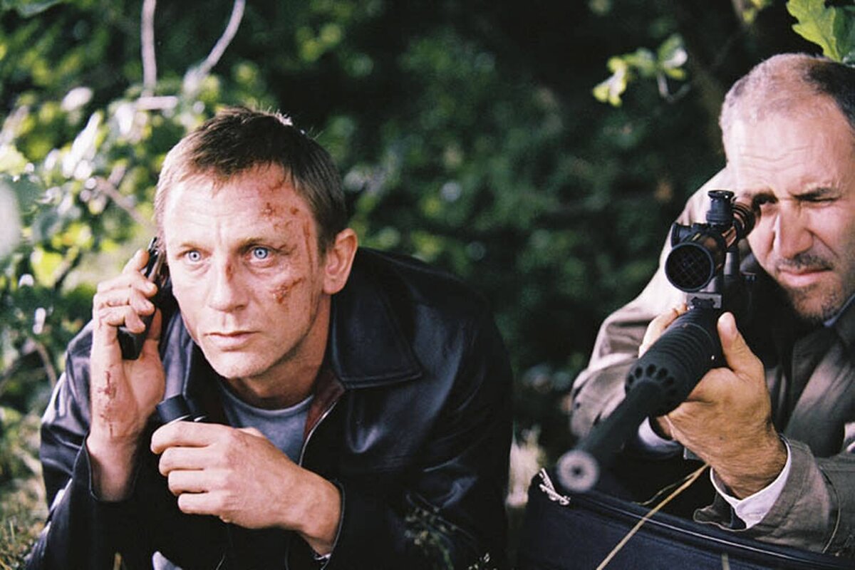 - Алло, это жертва?  Привет, жертва! Слышь, будь другом, не суетись, замри на месте, а то у моего приятеля уже руки устали.   