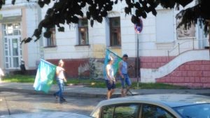 Раньше многие жители Брянска возмущались из за перекрытия улиц по рабочим дням из за того, что кому то из властей, захотелось выпендриться в очередной раз и рассказать с трибуны о том, какие они патриоты.
Было такое перекрытие и на день ВДВ, до этого года.А сегодня проспект Ленина решили не перекрывать.

И не похоже, что основная причина этого, не в том, что власти Брянска услышали граждан города.
В городе говорят , что начальники побоялись «неудобных вопросов» от «афганцев» многим из которых уже за пятьдесят про увеличение пенсионного возраста.
И губернатору Богомазу и депутату ГД Валуеву, которые в предыдущие годы любили возглавить колонну десантников, хотя сами в армии не служили, было бы сложно объяснить «афганцам» почему они так горячо поддержали увеличение пенсионного возраста.