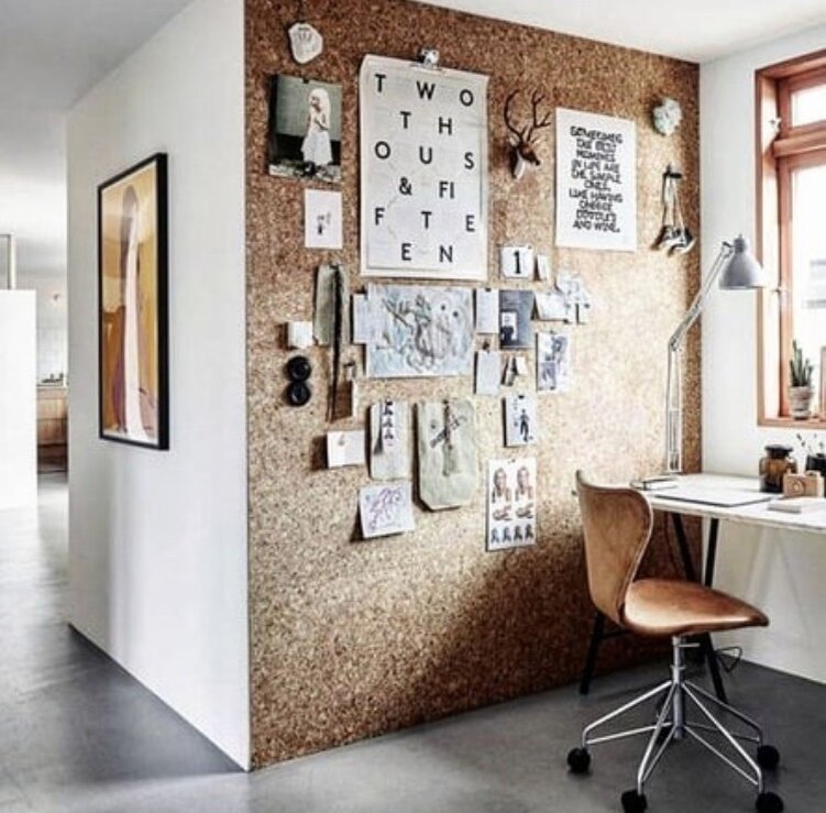 На стену с пробковым покрытием удобно крепить листочки, фото, картинки - следов от мелких гвоздей и кнопок не остаётся.