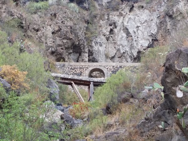 Старинный мост через ущелье