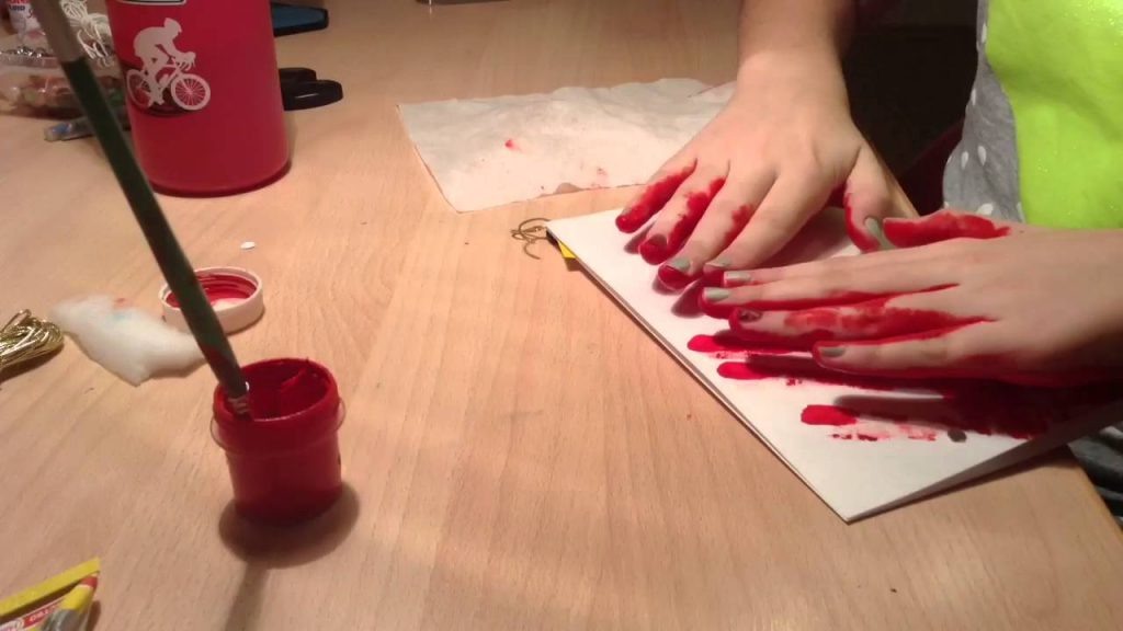 В большой руке — ручка крохотная