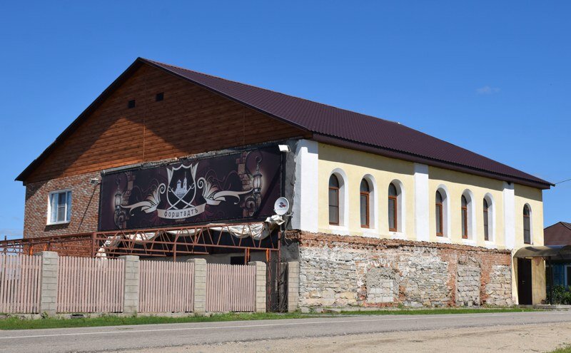 - Ресторан «Форштадт» бывшый двухэтажный особняк XIX века «Заводъ красок И.И. Кокарева» (?). Здание сильно изменилось после варварской реконструкции, остались только основные силуэты.
