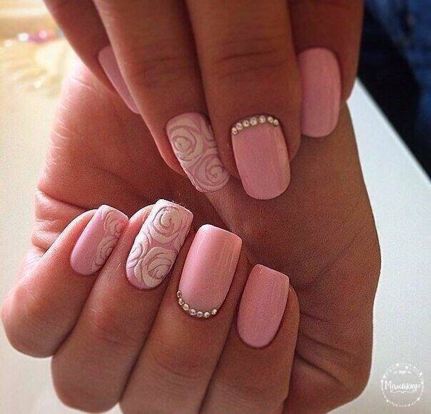 Стразы вдоль кутикулы у основания ногтя