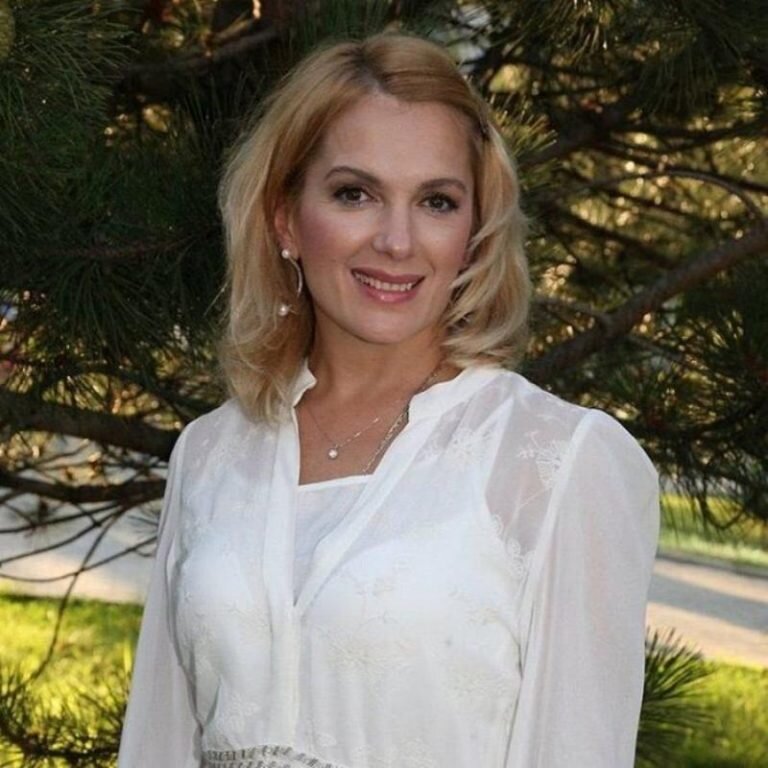 Мария Порошина.  Скандальный развод Порошиной набирает новые подробности. Мария ждет уже пятого ребенка, но и это не стало сдерживающим фактором для  супруга, решившего окончательно расторгнуть брак. Если верить слухам, то окончательной точкой в этих отношениях стало то, что ребенок не от Ильи Древнова. Также  есть предположения, что отец ребенка это ее коллега по сцене Ярослав Бойко.