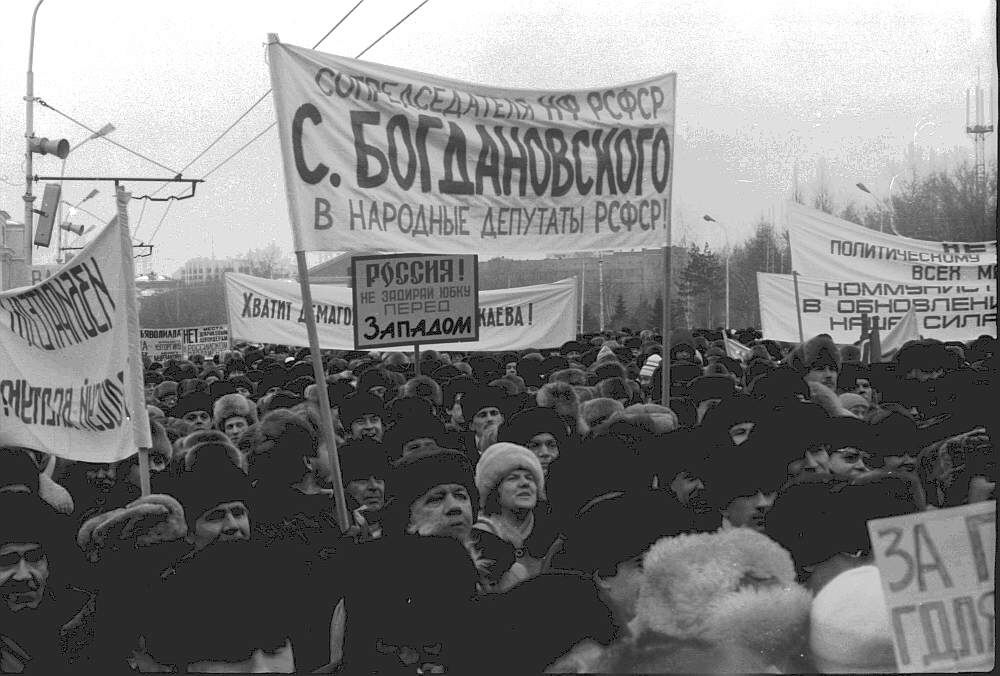 Предвыборный митинг в центре Омска 25 февраля 1990 года. Фото © Бориса Сухорукова