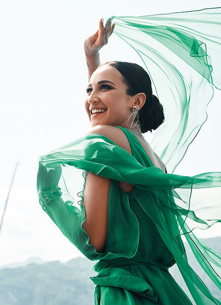 – Когда выставила в «Инстаграме» видео, в котором пою в Тоскане песню «Мало половин» (это эксклюзивный отрывок, который показывали только в онлайн сервисе ТНТ-PREMIER), кто-то написал: «Интересно, сколько раз потребовалось переснять, чтобы Оля так красиво спела?» У нас нет никаких дублей! Это не сериал, а реалити-шоу, все происходит в действительности.Фото: пресс-служба канала ТНТ