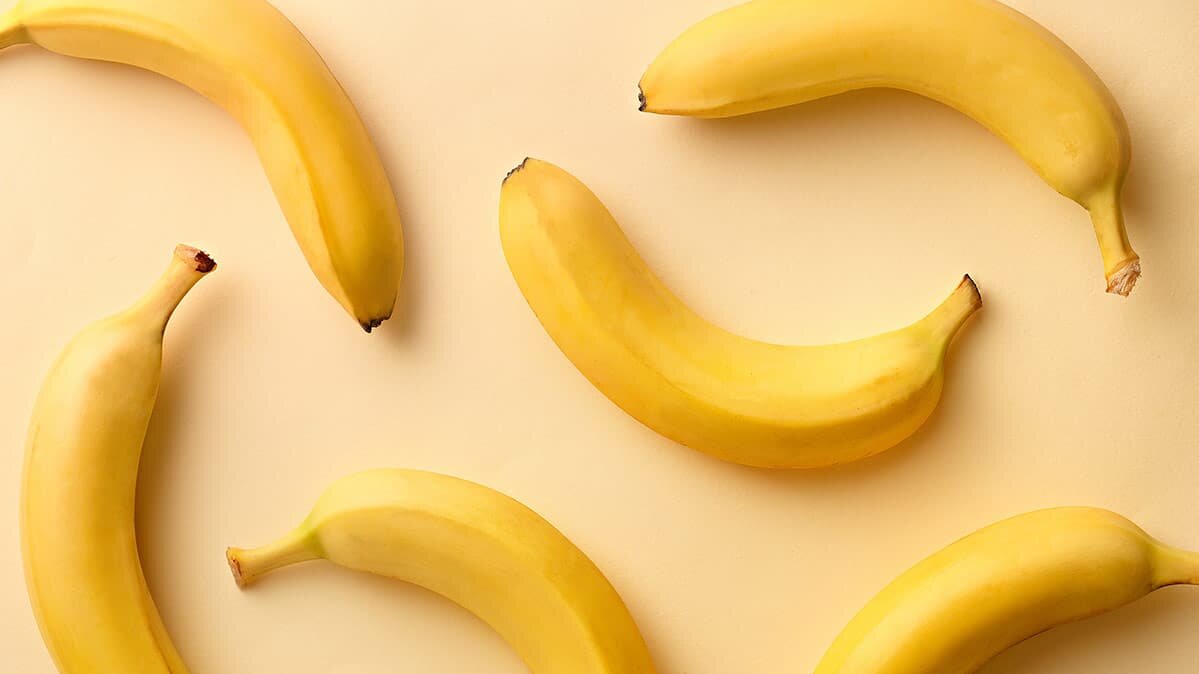 Видео где банан. Банан. Красивый банан. Банан сверху. Бананы фон.