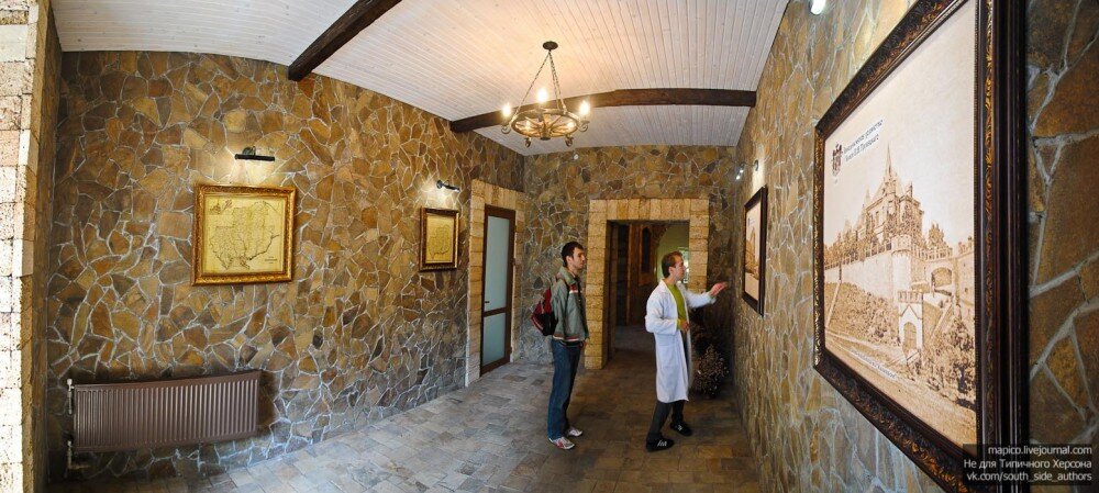 Мужчина ведущий экскурсию нам все рассказал и показал.