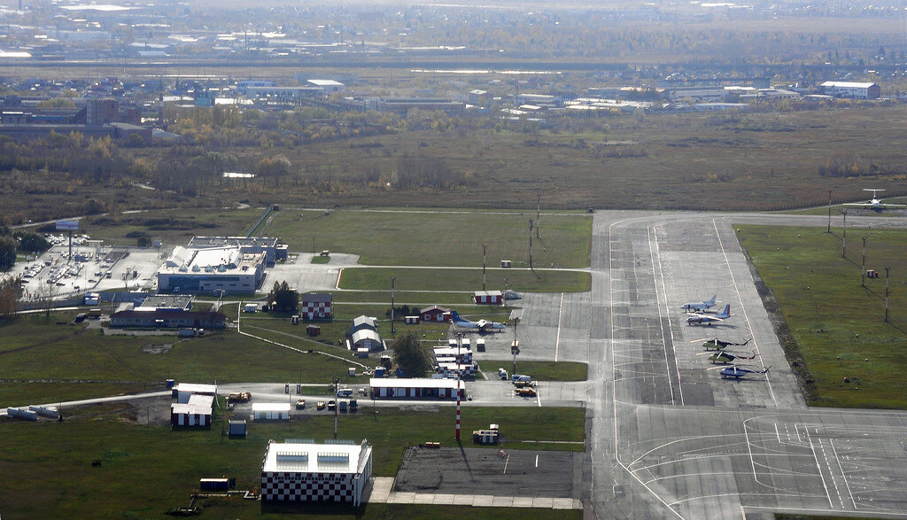 Аэропорт имени д м карбышева. Омск Центральный аэропорт. Аэропорт Карбышева Омск. Взлетная полоса Омского аэропорта. Омский Центральный аэропорт сверху.