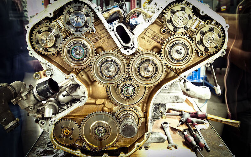 Шестеренный привод ГРМ сохранился на современных V-образных многоклапанных моторах. Это стало возможным потому, что распредвалы, расположенные в развале V-образного блока цилиндров, находятся относительно близко к коленчатому валу.