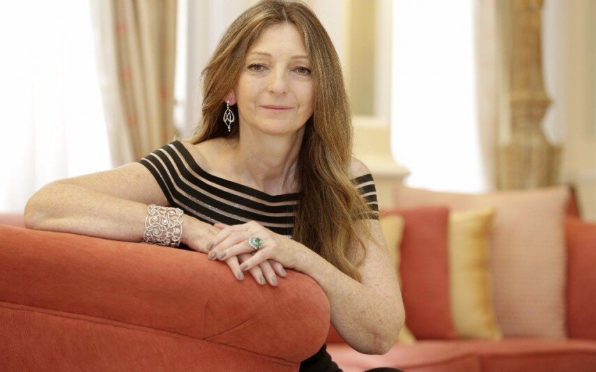 Сара Фаберже - правнучка знаменитого ювелира, прославившегося при дворе последнего российского императора. Хотя мало кто знает, что за 45 лет (1872–1917) фирмой Фаберже создано около 250 000 предметов. Легендарный Карл Фаберже был не просто ювелиром, но и художником, геммологом, реставратором.