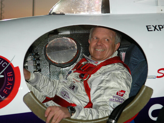 Обычно люди устремляются в погоню за богатством, чтобы сделать свою жизнь лучше. А вот Стив Фоссет зарабатывал свои миллионы для того, чтобы усложнять себе жизнь. Удивляетесь?