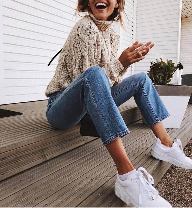 Девушка в свитере и джинсах