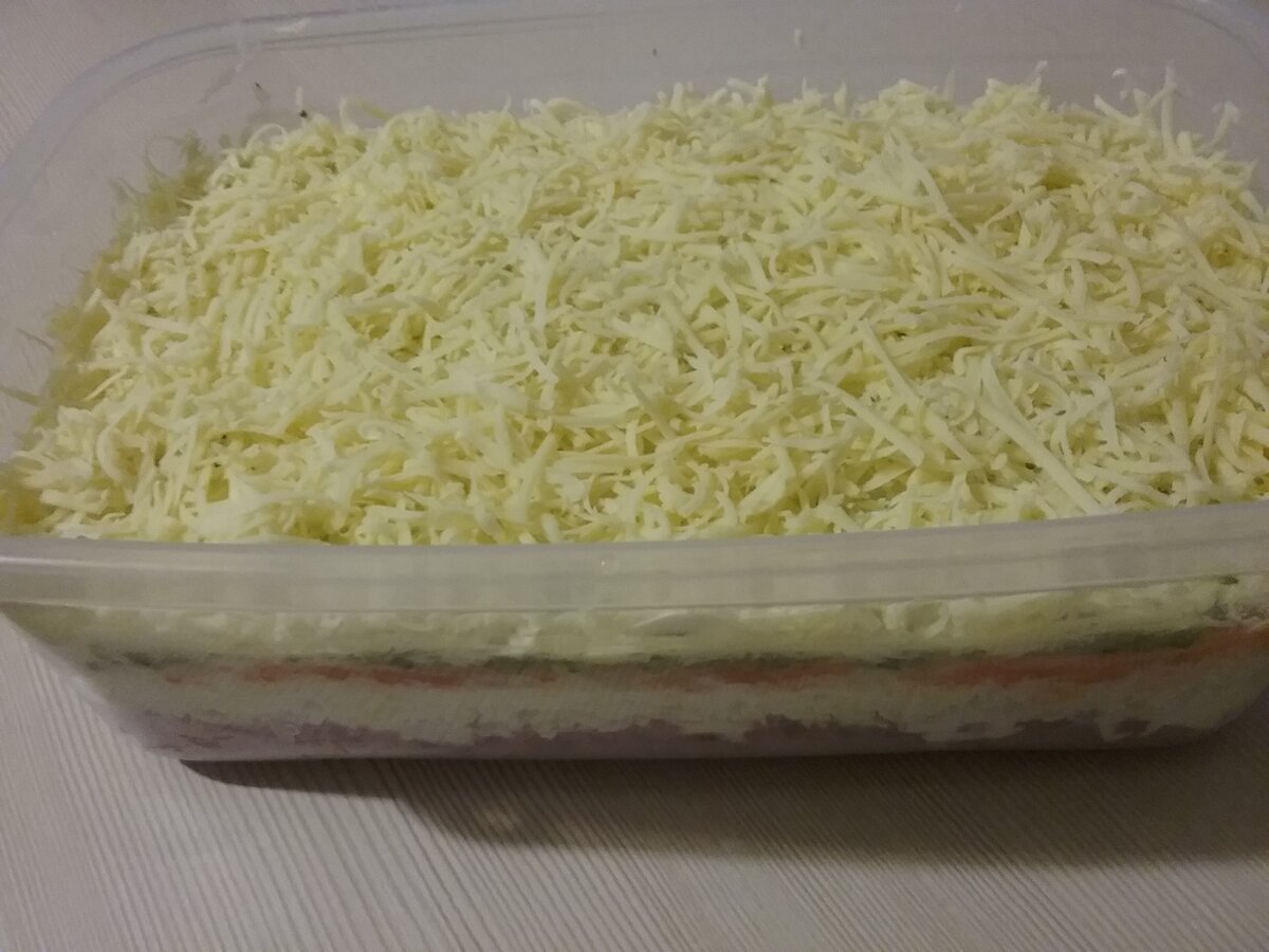 Салат . . .Слоеный салат, очень вкусный, нежный, и в то же время питательный.