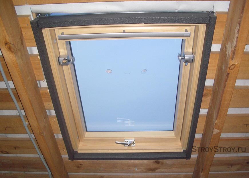 Это мансардное окно установлено правильно. По внутреннему периметру оконного блока смонтировали теплоизоляционный оклад. Теперь важно, чтобы зазор между коробкой в окладе и стропилами был заполнен минеральным утеплителем. Порой строители забывают об этих промежутках, которые зимой становятся мостиками холода, вызывающие локальное промерзание и протечки. Также необходимо обеспечить герметичное примыкание пароизоляционного оклада мансардного окна и пароизоляционной пленки, предотвращающей проникновение теплых паровоздушных масс (из отапливаемых помещений дома) в подкровельную теплоизоляцию, что приведет к переувлажению минваты (вследствие скопления конденсационной влаги).