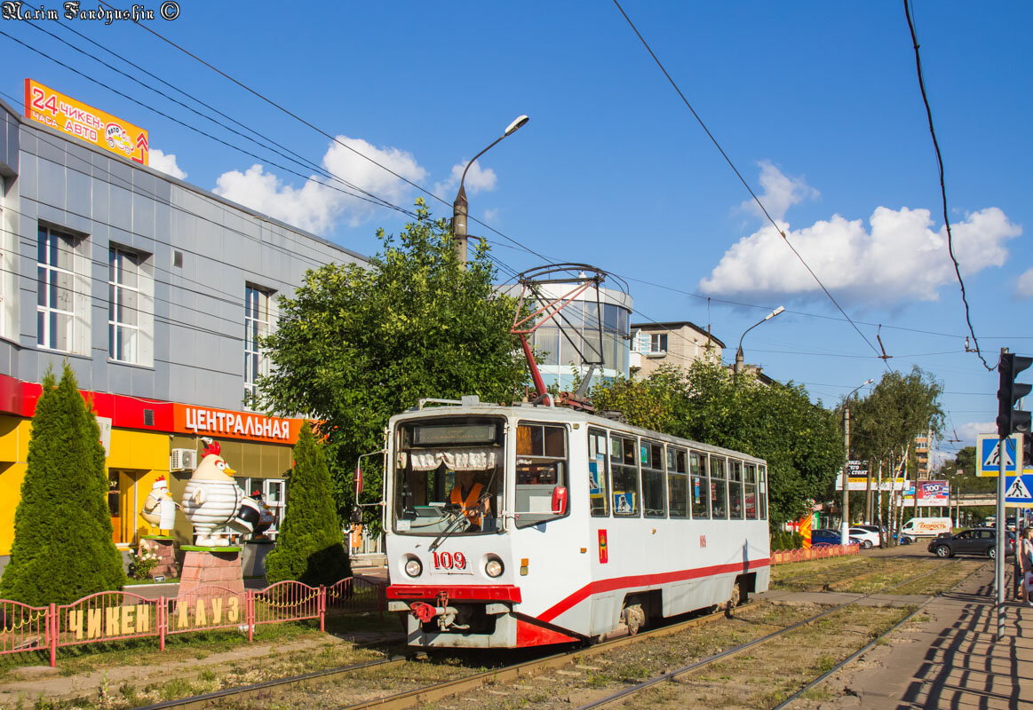 Трамвай 71-608КМ на маршруте 5, улица  Коминтерна. Фото: Максим Фандюшин 