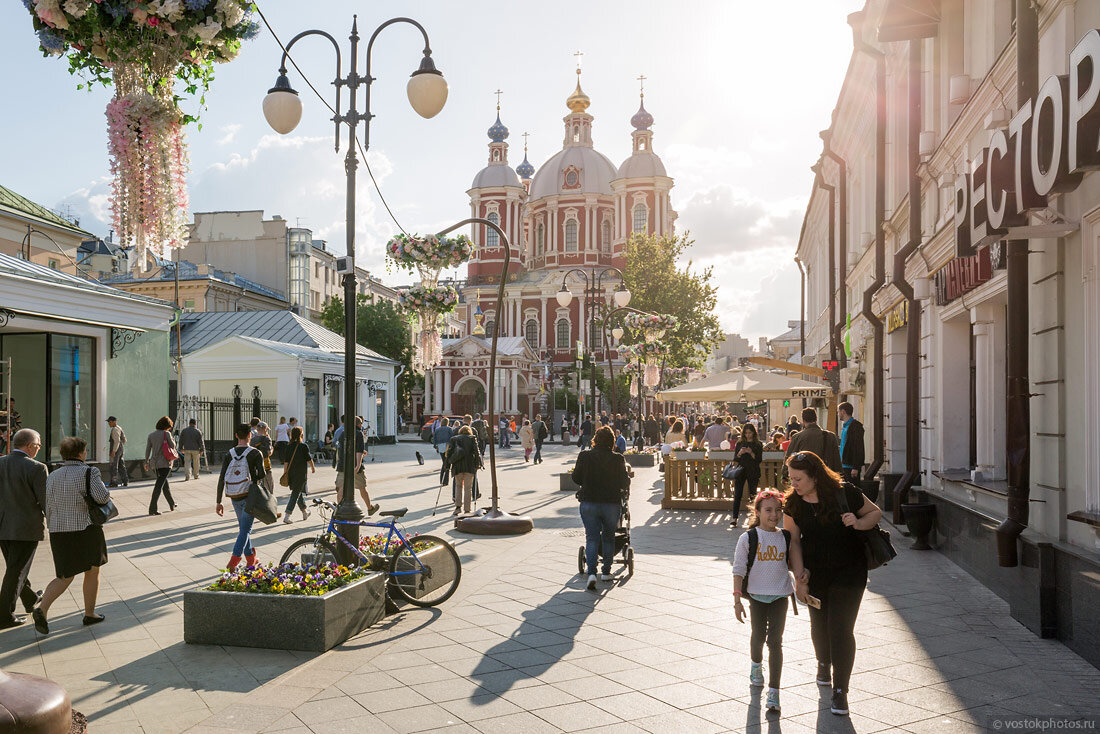 Москва весной. Люди в городе. Вечерняя улица. Гуляем босиком по городу. Городская улица.