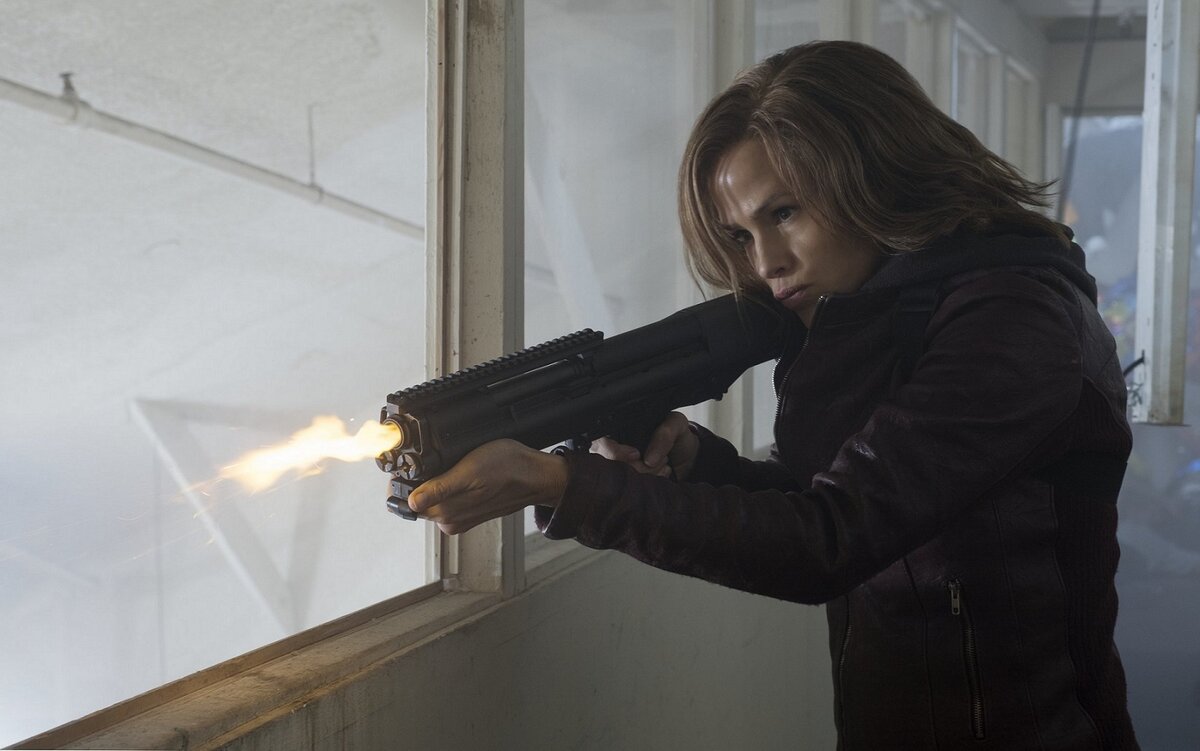 Компактный, но многозарядный дробовичок "Kel-Tec KSG" продолжает своё триумфальное шествие по экранам современных боевиков. Вот и здесь не преминул засветиться со всей присущей ему хай-тековой стильностью.