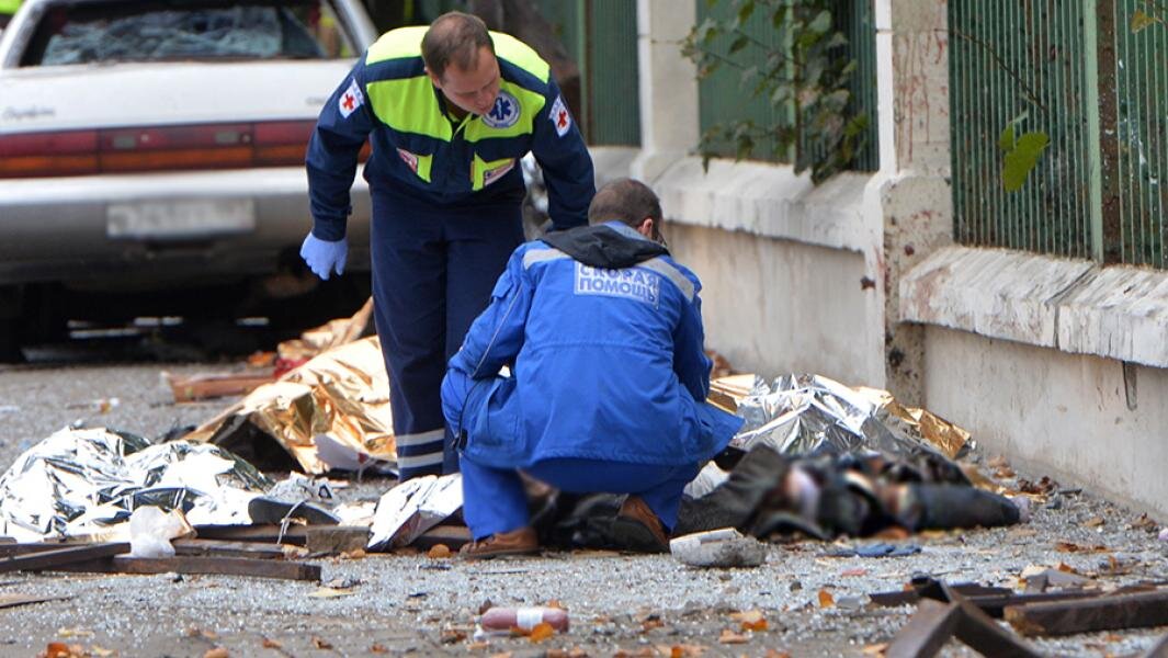 Работники скорой помощи на месте дорожно-транспортного происшествия. Фото: РИА Новости/Илья Питалев