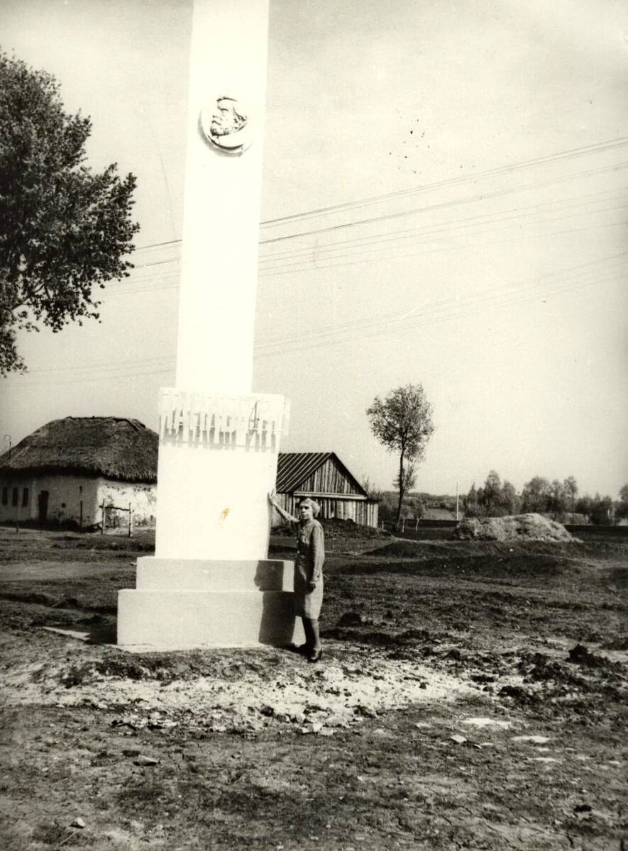 О.С.Чаплыгина у памятного знака в г.Чаплыгин. 1953 г.