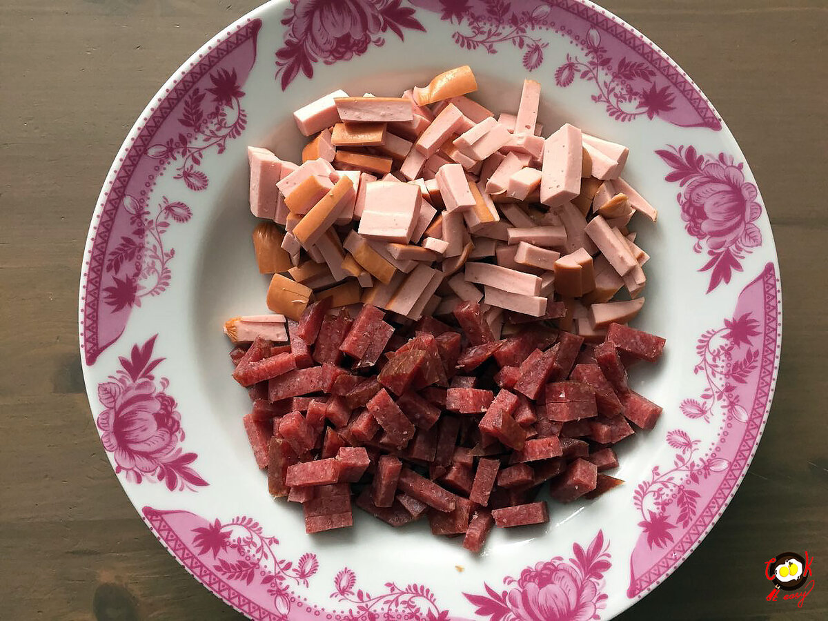 Нарезаем сосиски и колбасу