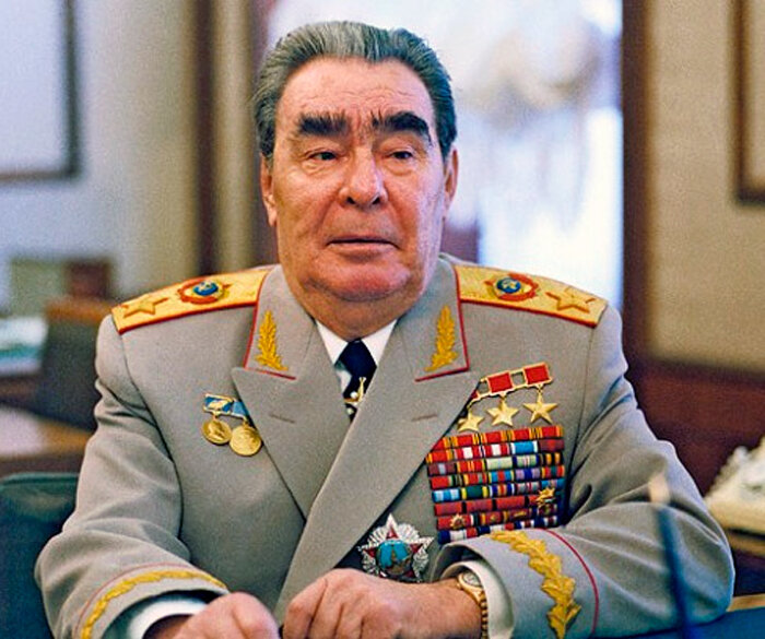 Леонид Ильич со всеми своими наградами.
