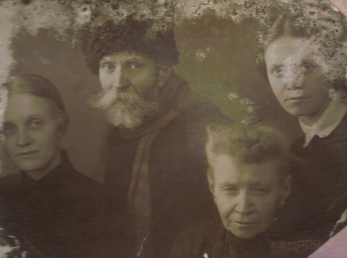 Художник Иван Михайлович Булатов с Марией Михайловной Сысоевой, сестрами Софьей и Александрой 