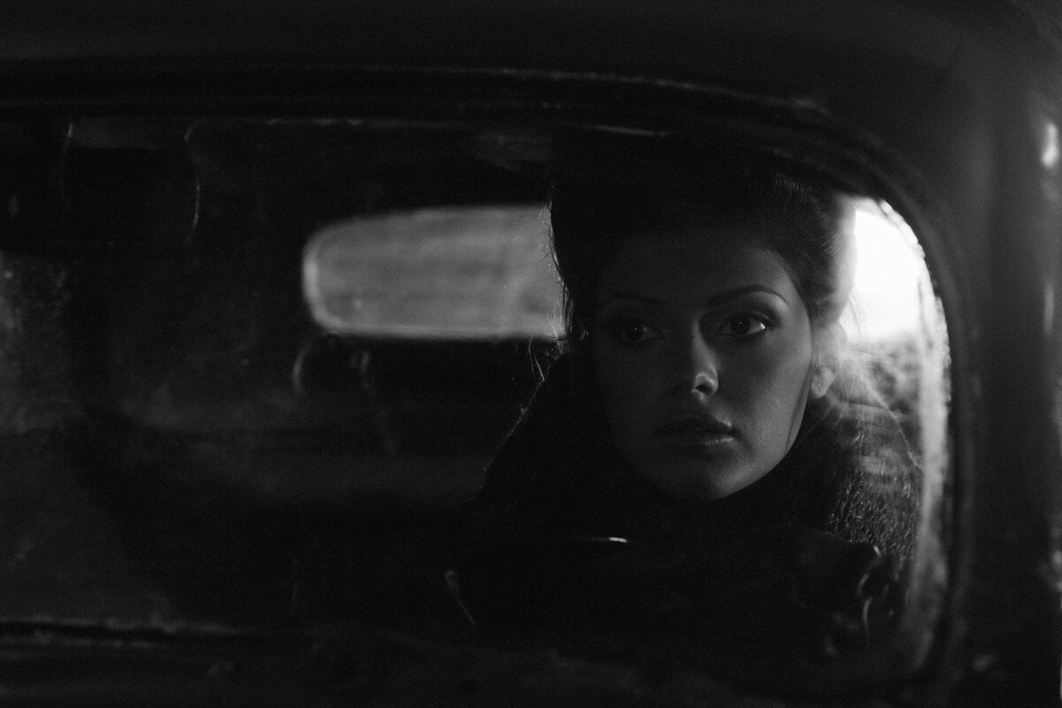     Фото: @gavrilovsergphoto  В этом портрете процентов 80 площади кадра занимают темные тона и лишь небольшая часть справа от головы модели белый яркий участок.