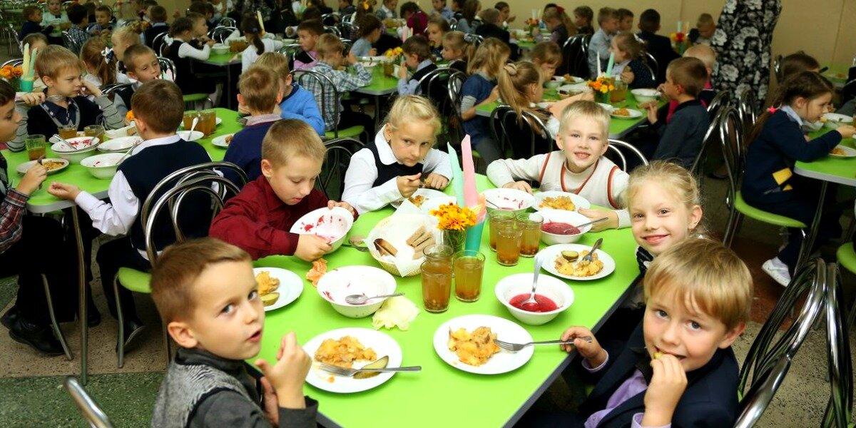 В школьной столовой два пирожка 105. Ученики в столовой. Школьная столовая. Питание в школах и детских садах. Питание детей в столовой.